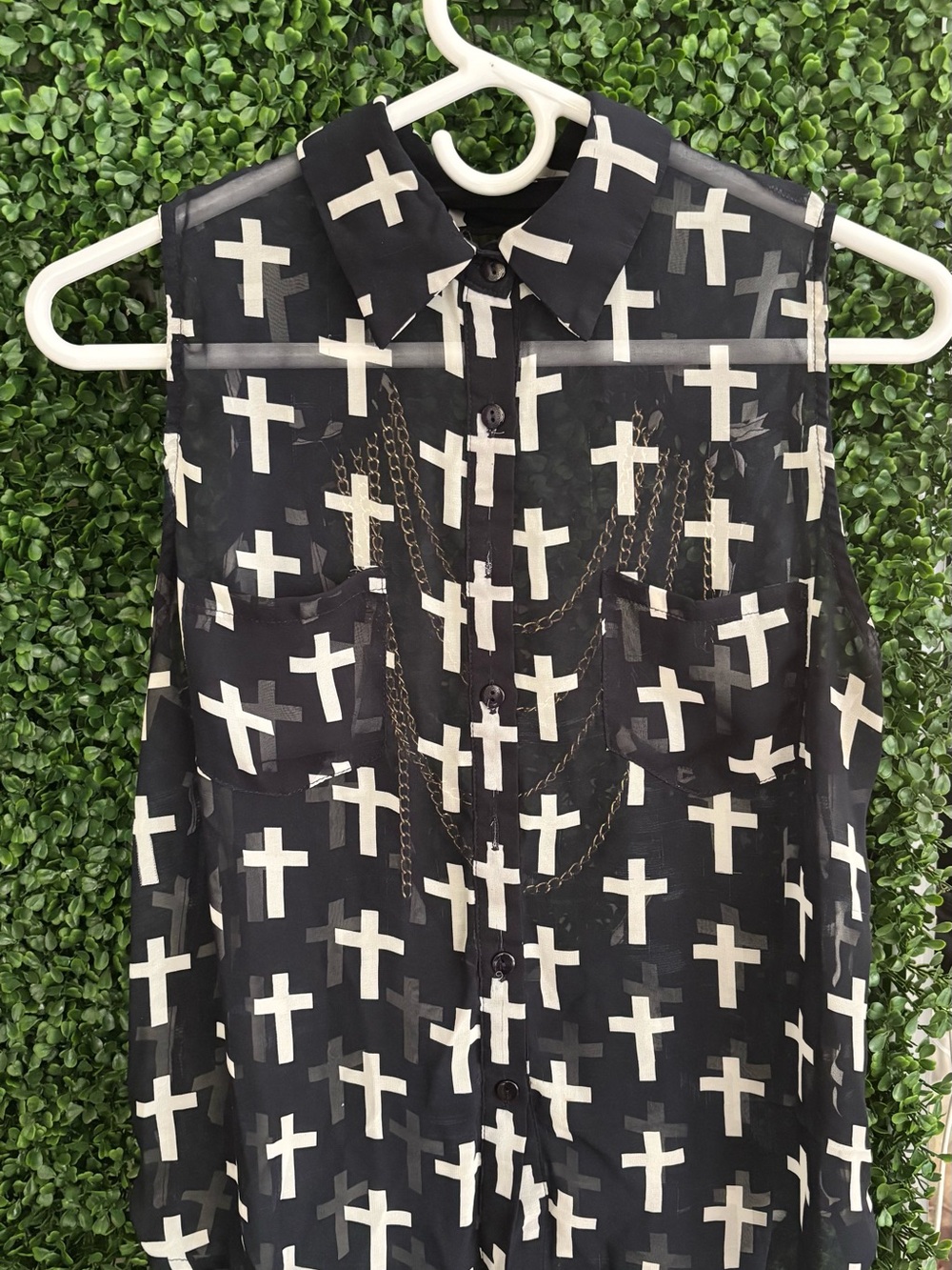 Sleeveless Black Cross-Print Button-Up Shirt